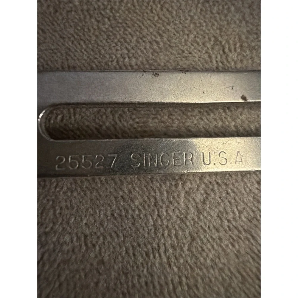 Singer Sewing Attachment Fabric Seam Guide 25527 & Screw